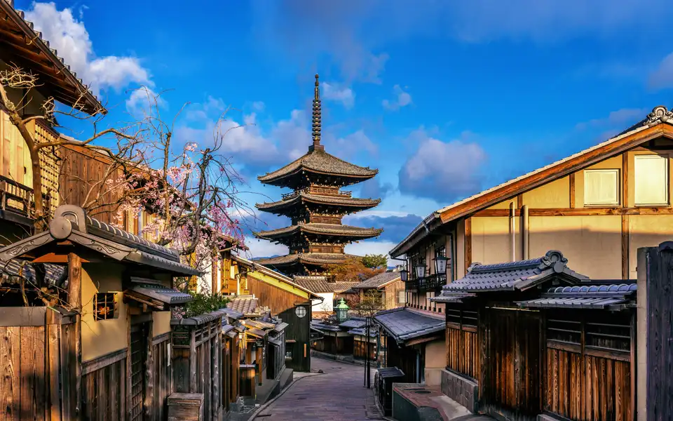 Yasaka Pagoda and a traditional Kyoto street under a clear blue sky (illustrative photo)